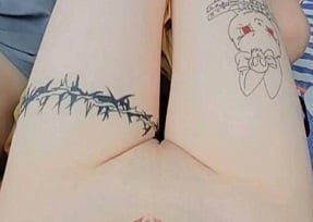Novo título: Pela primeira vez na história do sexo na Europa e na América, uma linda garota fodia sua boceta no mar.