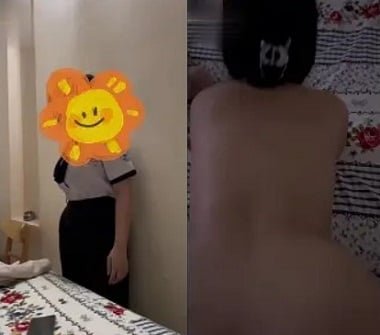 O bebê gosta de brincar como um cachorro